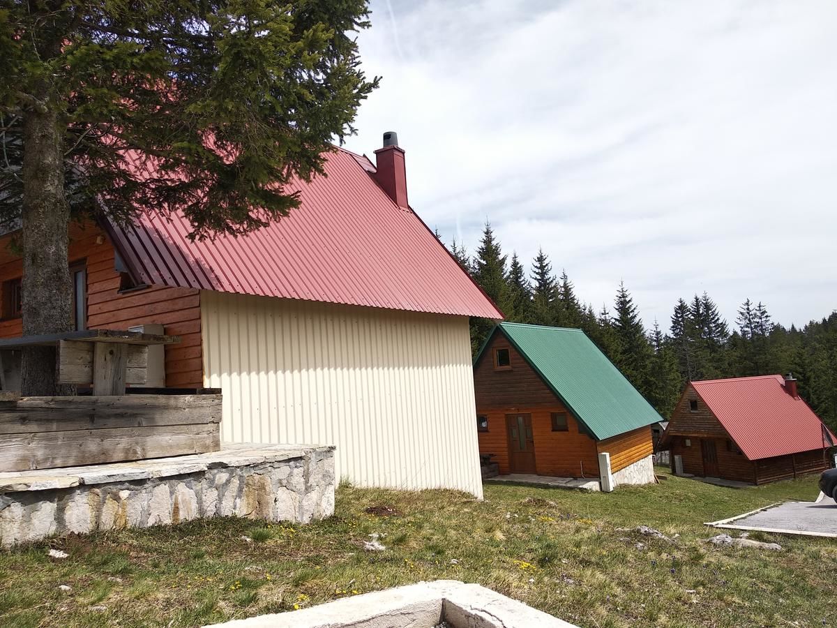 Комплексы для отдыха с коттеджами/бунгало Bungalows Krstajić Жабляк